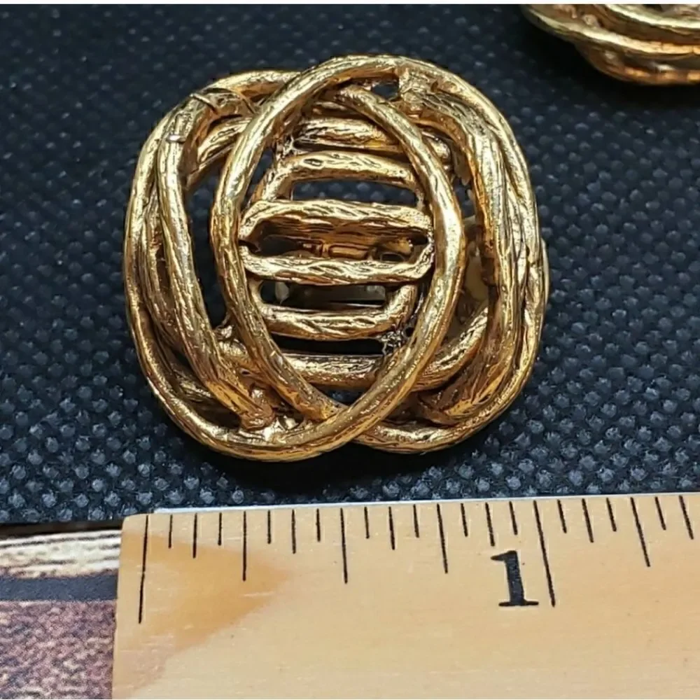VINTAGE CLARA KASAVINA STUDIOS Goldtone Clip-on Earrings